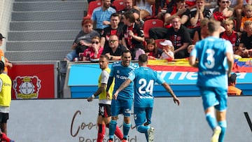 Juanmi celebra su gol con Ruibal.