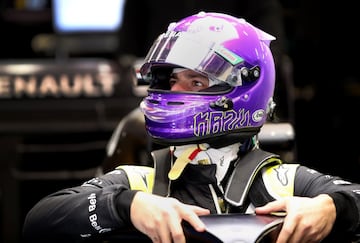 El piloto australiano de Renault F1 Team, Daniel Ricciardo, está utilizando un casco en los test de Fórmula 1 con el que quiere homenajear a la leyenda de Los Ángeles Lakers.