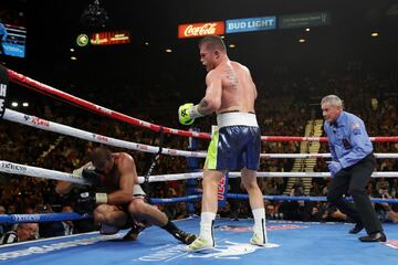 LAS VEGAS, NEVADA - NOVEMBER 02: Canelo Alvarez (C) knocks out Sergey Kovalev in the 11th round of their WBO light heavyweight fight as referee Russell Mora looks on November 02, 2019 in Las Vegas, Nevada.   Steve Marcus/Getty Images/AFP
== FOR NEWSPAPERS, INTERNET, TELCOS & TELEVISION USE ONLY ==