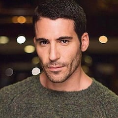 Miguel Ángel Silvestre se desnuda imitando una foto de su infancia