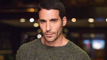 Miguel Ángel Silvestre se desnuda imitando una foto de su infancia