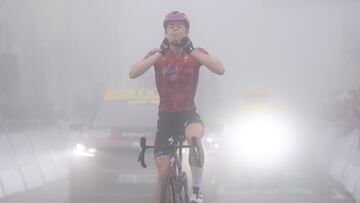 Demi Vollering celebra su victoria en la cima del Tourmalet.