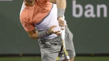 Nadal, durante la ejecución de un saque.