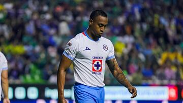 Willer Ditta of Cruz Azul during the 7th round match between Leon and Cruz Azul as part of the Liga BBVA MX, Torneo Apertura 2024 at Nou Camp Stadium on September 14, 2024 in Leon, Guanajuato, Mexico.