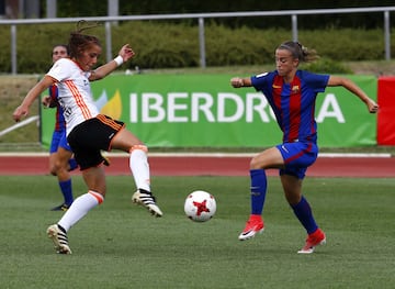 La jugadora del Barcelona Bárbara lucha el balón con Nicart, del Valencia, en partido de semifinales de la Copa de la Reina de fútbol que se disputa hoy en la Ciudad del Fútbol de Las Rozas.