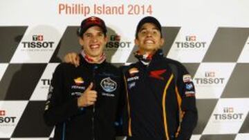 Marc Márquez, de puntillas, bromeó con la mayor estatura de su hermano Álex.