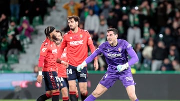 Instante del partido entre Elche y Osasuna.