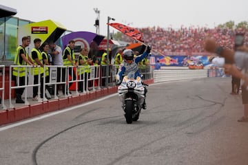 Marc Marquez celebra la victoria entrando al box tras terminar la carrera en primera posici¨®n.