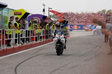 Marc Marquez celebra la victoria entrando al box tras terminar la carrera en primera posición.