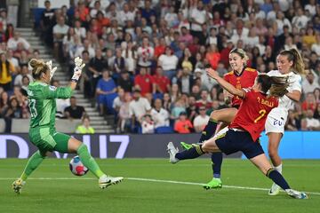 1-1.  Ella Toone celebra el primer gol.