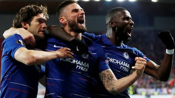 Marcos Alonso, Giroud y Rudiger, celebran el gol del Chelsea.