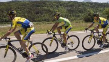 Contador, escoltado por sus compañeros.