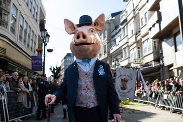 Una persona disfrazada de cerdo durante la LVI Feira do Cocido de Lalín. La Feira do Cocido se trata de un encuentro gastronómico que se celebra en el municipio de Lalín de manera anual antes del Carnaval. Este año alcanza su 56 edición. Fue declarada de Interés Turístico Internacional en 2020.