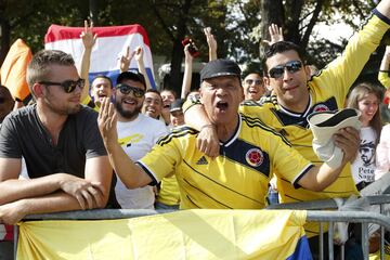 Muchos colombianos salieron a las calles de París para celebrar el triunfo de Egan Bernal en el Tour de Francia. La capital francesa se viste de amarillo, azul y rojo.