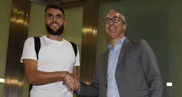 David López, junto a Miguel Torrecilla, director deportivo del Betis cuando estuvo a una firma de fichar, en 2016.