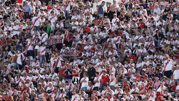 Aficionados del River esperan para el inicio del partido.