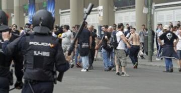 Incidentes entre policía y afionados italianos antes del comienzo del partido de semifinales de Champions League Real Madrid-Juventus.