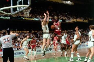 Michael Jordan jugador de los Chicago Bulls ante Larry Bird de los Boston Celtics durante el segundo partido de cuartos de final de la Conferencia Este el 20 de abril de 1986.