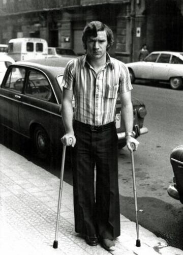 El 23 de noviembre de 1969, en un Sabadell-Athletic de Bilbao, Javier Clemente recibió una durísima patada de Marañón que destrozó su rodilla. Despues de varias operaciones tuvo que dejar la práctica del fútbol y empezó su carrera de entrenador.