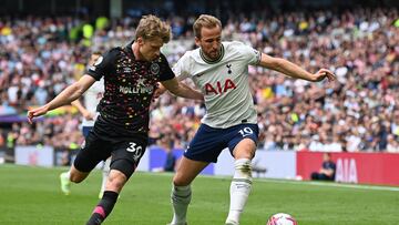 Brentford's Danish defender Mads Roerslev (L) vies with Tottenham Hotspur's English striker Harry Kane during the English Premier League football match between Tottenham Hotspur and Brentford at Tottenham Hotspur Stadium in London, on May 20, 2023. (Photo by Glyn KIRK / AFP) / RESTRICTED TO EDITORIAL USE. No use with unauthorized audio, video, data, fixture lists, club/league logos or 'live' services. Online in-match use limited to 120 images. An additional 40 images may be used in extra time. No video emulation. Social media in-match use limited to 120 images. An additional 40 images may be used in extra time. No use in betting publications, games or single club/league/player publications. /