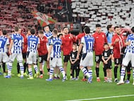 Saludo entre Athletic y Real Sociedad en los prolegómenos del derbi de Liga.