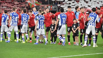 Saludo entre Athletic y Real Sociedad en los prolegómenos del derbi de Liga.