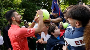 Novak Djokovic firma autógrafos tras el partido de semifinales.