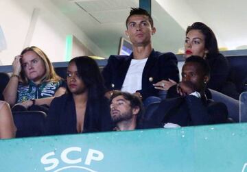 Imagen en la que se ve el presunto anillo de compromiso de Georgina Rodríguez mientras presenciaba con Cristiano Ronaldo el partido Sporting de Lisboa-Tondela. / Gualter Fatia (Getty Images)