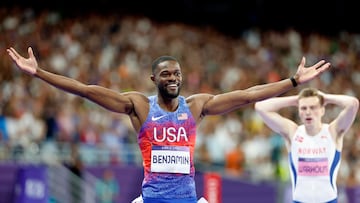 Saint-denis (France), 09/08/2024.- Rai Benjamin of the USA celebrates after winning the Men 400m Hurdles final of the Athletics competitions in the Paris 2024 Olympic Games, at the Stade de France stadium in Saint Denis, France, 09 August 2024. Tokyo 2020 Olympic Champion Karsten Warholm (R) placed second. (400 metros, 400 metros vallas, Francia, Tokio) EFE/EPA/FRANCK ROBICHON