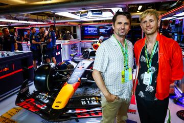 Matt Bellamy junto a Dom Howard, integrantes de Muse, una banda de rock britnica formada en 1994.