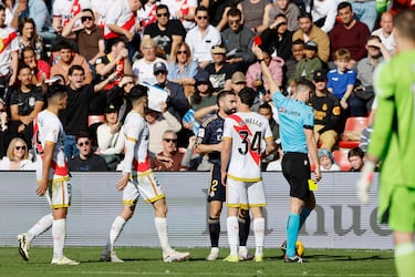 El colegiado Muñiz Ruiz le muestra a Dani Carvajal la tarjeta roja tras la segunda amarilla por soltar un golpe con la cabeza en el rostro de Kike Pérez después de una pugna entre ambos.