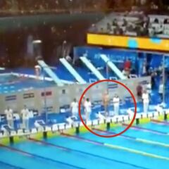 Un nadador honró a las víctimas mientras el resto competía