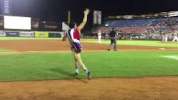 Carlos Montesquieu sali&oacute; desnudo en pleno partido de la Serie del Caribe. 