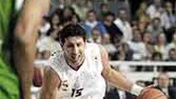 <B>VA A MÁS.</B> Álex Mumbrú lideró el triunfo blanco en Valladolid con 19 puntos en la segunda parte.