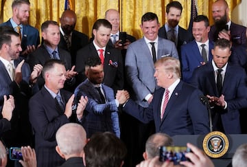 Donald Trump saluda a quien, sin duda alguna, es el ícono de los Astros: José Altuve. El pelotero puertorriqueño fue el MVP de la MLB en 2017 y uno de los jugadores claves para el éxito de la novena.