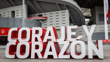 Letras de Coraje y Corazón en la puerta del Wanda Metropolitano.