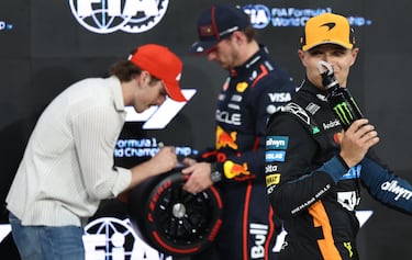 El cantante Benson Boone entrega el premio de la pole position a Max Verstappen de Red Bull