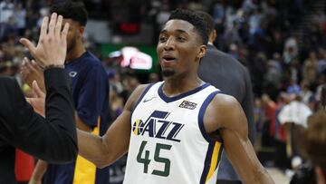 GFX05. SALT LAKE CITY (UT, EE.UU.), 01/12/2017. Donovan Mitchell de Utah Jazz celebra la victoria ante New Orleans Pelicans durante su juego de la NBA hoy, viernes 1 de diciembre de 2017, en el Energy Solutions Arena, en Salt Lake City, Utah (EE.UU.). EFE/George Frey