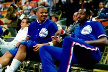 Moses Malone junto a Charles Barkley, uno de sus compañeros de equipo durante su etapa en los Philadelphia 76ers.