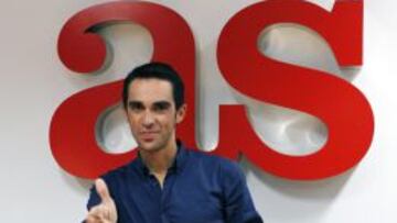 Alberto Contador repiti&oacute; su habitual gesto victorioso del &lsquo;Pistolero&rsquo; en la redacci&oacute;n de AS.
 