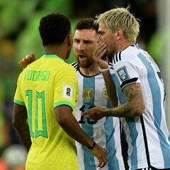When Argentina returned from the tunnel to start the match against Brazil, Lionel Messi and Rodrygo had a heated discussion.