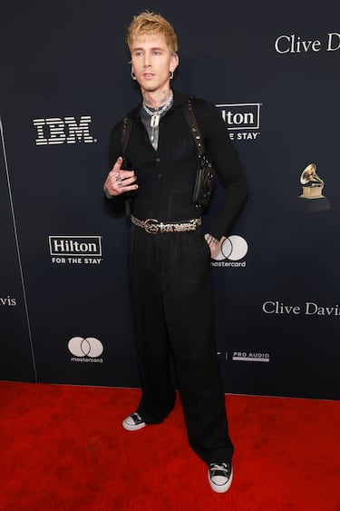 Machine Gun Kelly posa en la alfombra roja de la gala Pre-Grammy celebrada en el hotel Beverly Hilton de Los Ángeles.