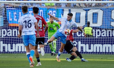 La magia de Roberto pone al Mlaga en la final por el ascenso