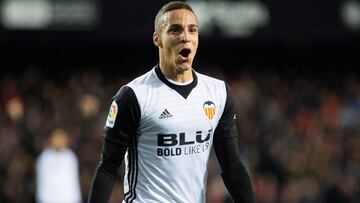 GRAF1779. VALENCIA, 17/01/2018.- El delantero del Valencia Rodrigo Moreno celebra su gol, segundo del equipo frente al Alavés, durante el partido de Ida de los Cuartos de final de la Copa del Rey que se disputa hoy en el estadio de Mestalla, en Val