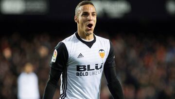 GRAF1779. VALENCIA, 17/01/2018.- El delantero del Valencia Rodrigo Moreno celebra su gol, segundo del equipo frente al Alav&eacute;s, durante el partido de Ida de los Cuartos de final de la Copa del Rey que se disputa hoy en el estadio de Mestalla, en Val