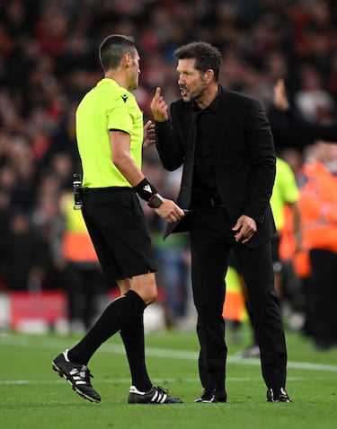 Simeone, es expulsado tras encararse con un aficionado del Liverpool. El ténico se quejó al árbitro que le habían hecho una peineta.