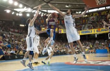 Juan Carlos Navarro salta a canasta entre Jaycee Carroll y Begic.