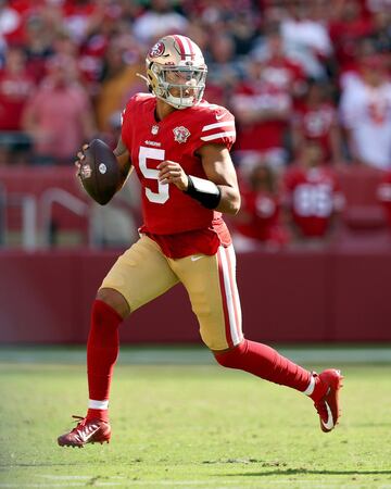 SANTA CLARA, CALIFORNIA - OCTOBER 03: Trey Lance #5 of the San Francisco 49ers looks to throw the ball during the second half against the Seattle Seahawks at Levi's Stadium on October 03, 2021 in Santa Clara, California.   Ezra Shaw/Getty Images/AFP
== FOR NEWSPAPERS, INTERNET, TELCOS & TELEVISION USE ONLY ==