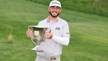 El golfista estadounidense Max Homa posa con el trofeo de campe&oacute;n del Wells Fargo Championship en el TPC Potomac de Avenel Farm en Potomac, Maryland.