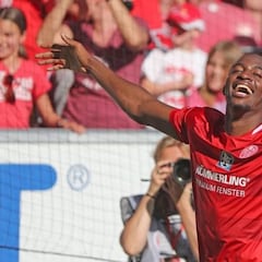 Atlético pugna con el Sevilla por fichar a Mateta, según 'Bild'